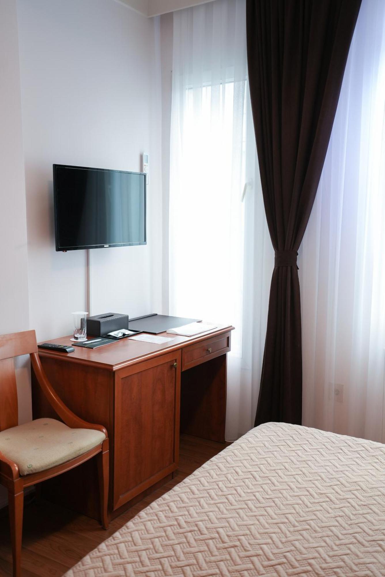 Hotel Gold Inn Peje Extérieur photo