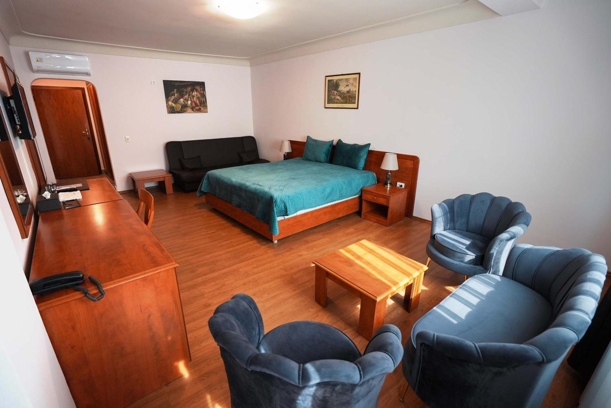 Hotel Gold Inn Peje Extérieur photo