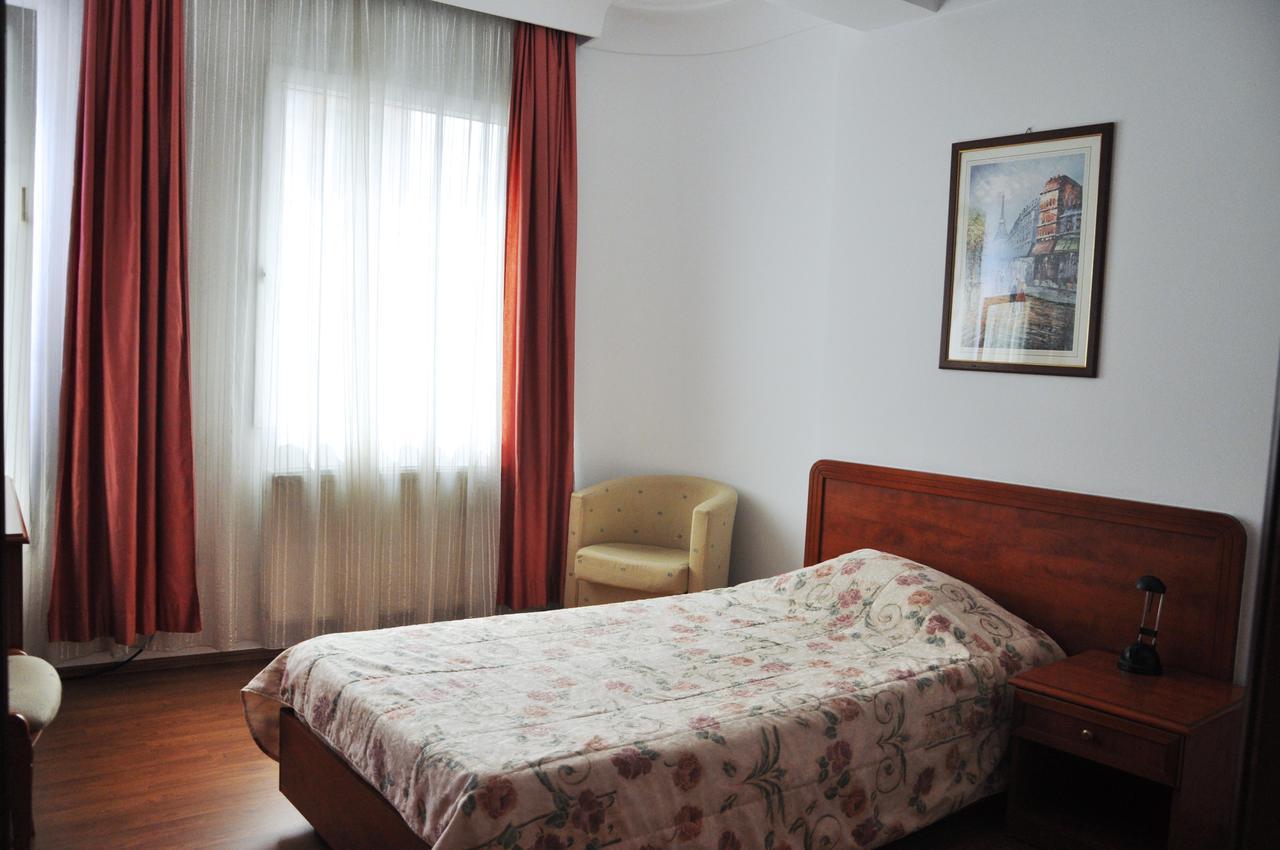 Hotel Gold Inn Peje Extérieur photo