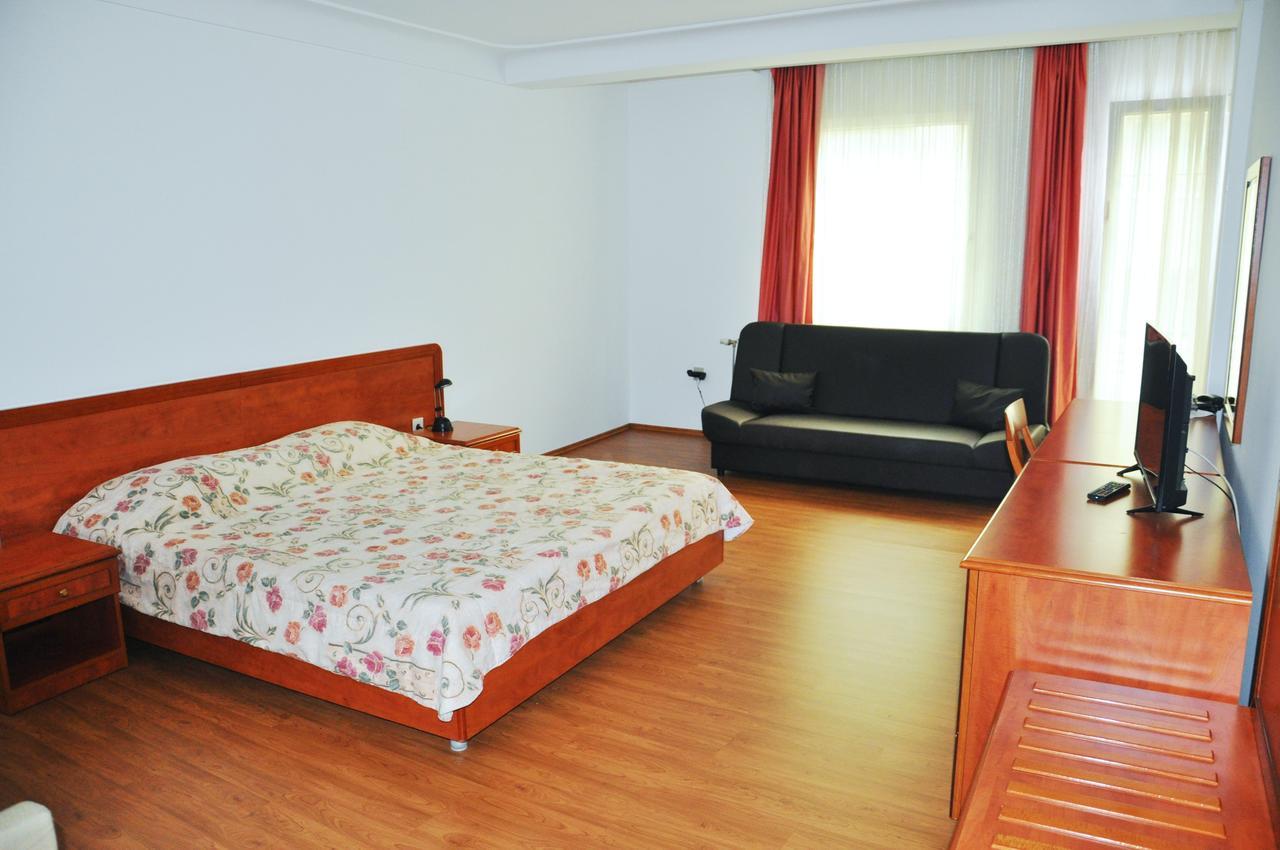 Hotel Gold Inn Peje Extérieur photo