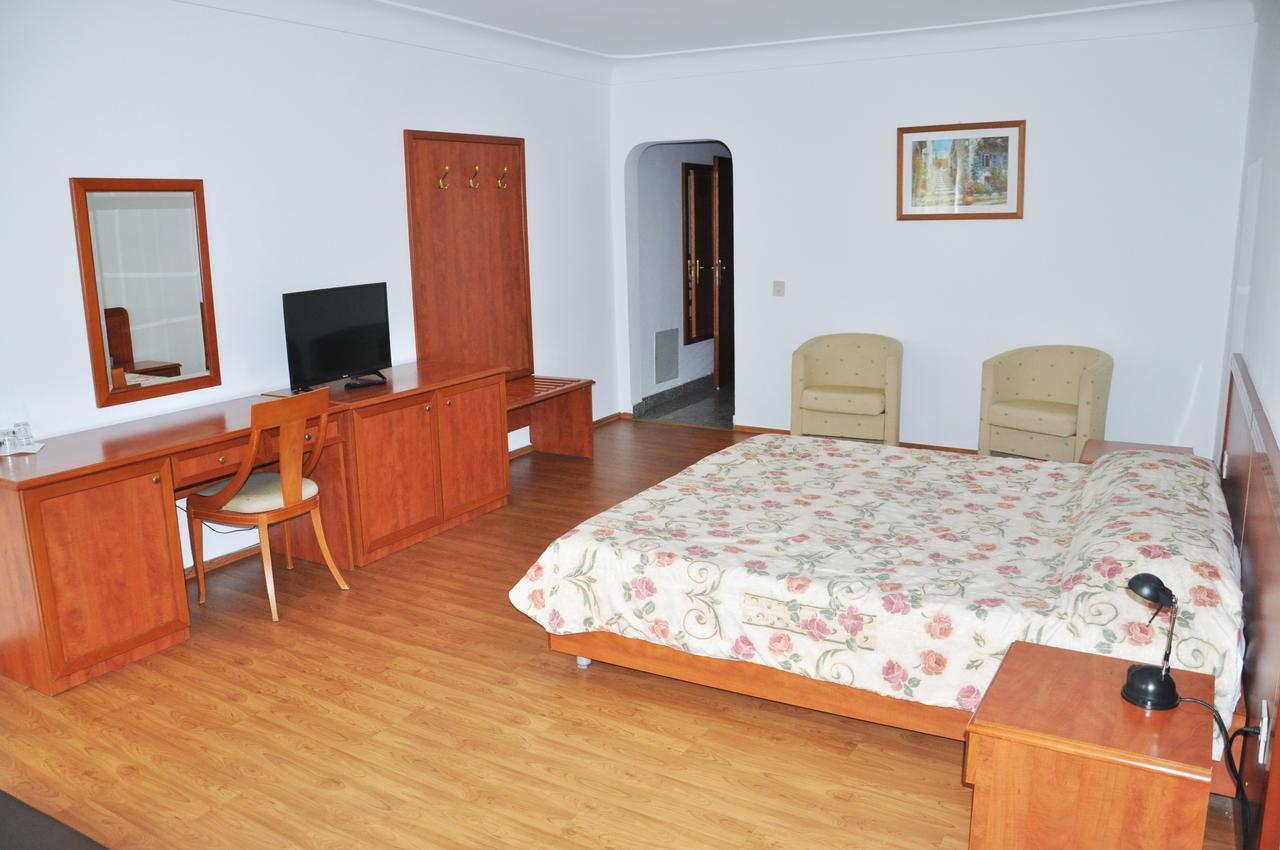 Hotel Gold Inn Peje Extérieur photo