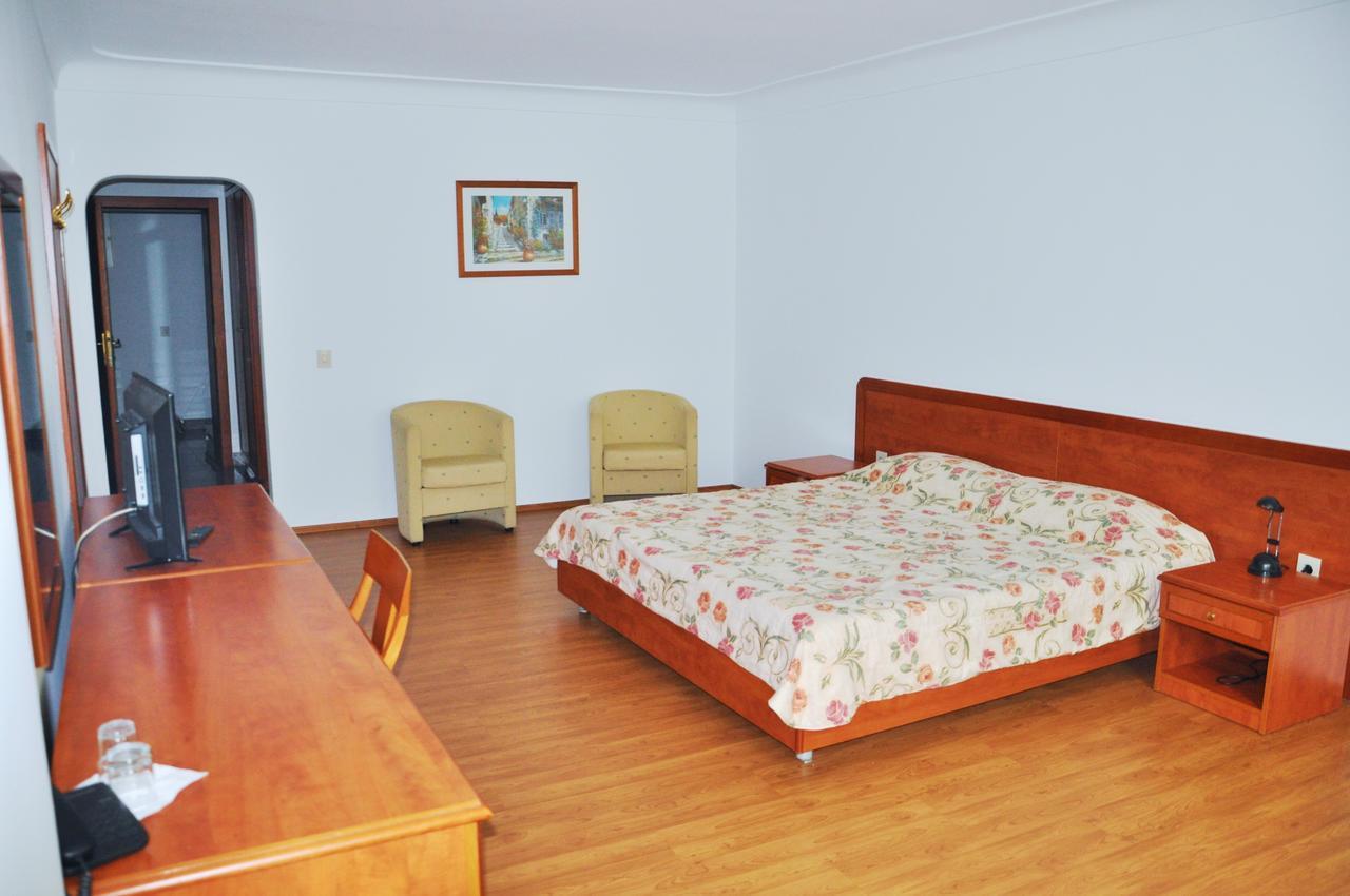 Hotel Gold Inn Peje Extérieur photo