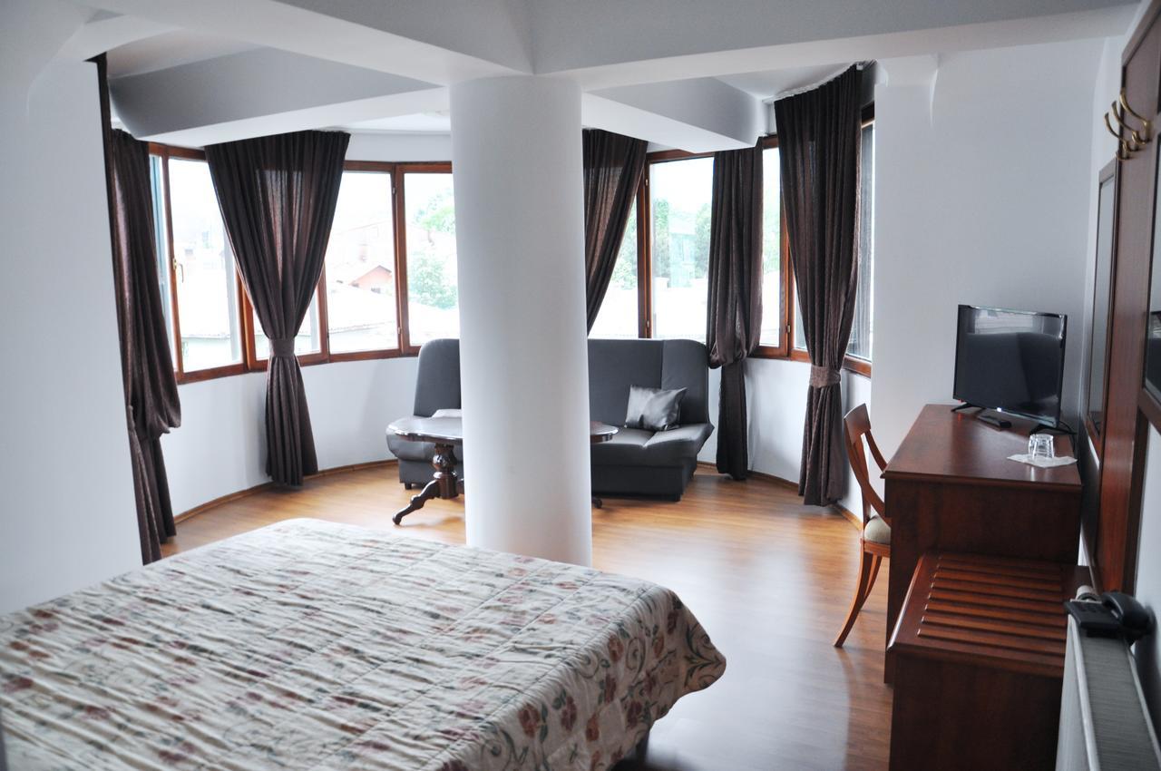 Hotel Gold Inn Peje Extérieur photo